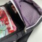 Rucksack schwarz mit Blumenmuster und gemusteretem lila Innenfutter 04