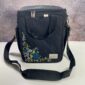 schwarze Umhängetasche floral bestickt 01