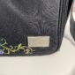 schwarze Umhängetasche floral bestickt 02
